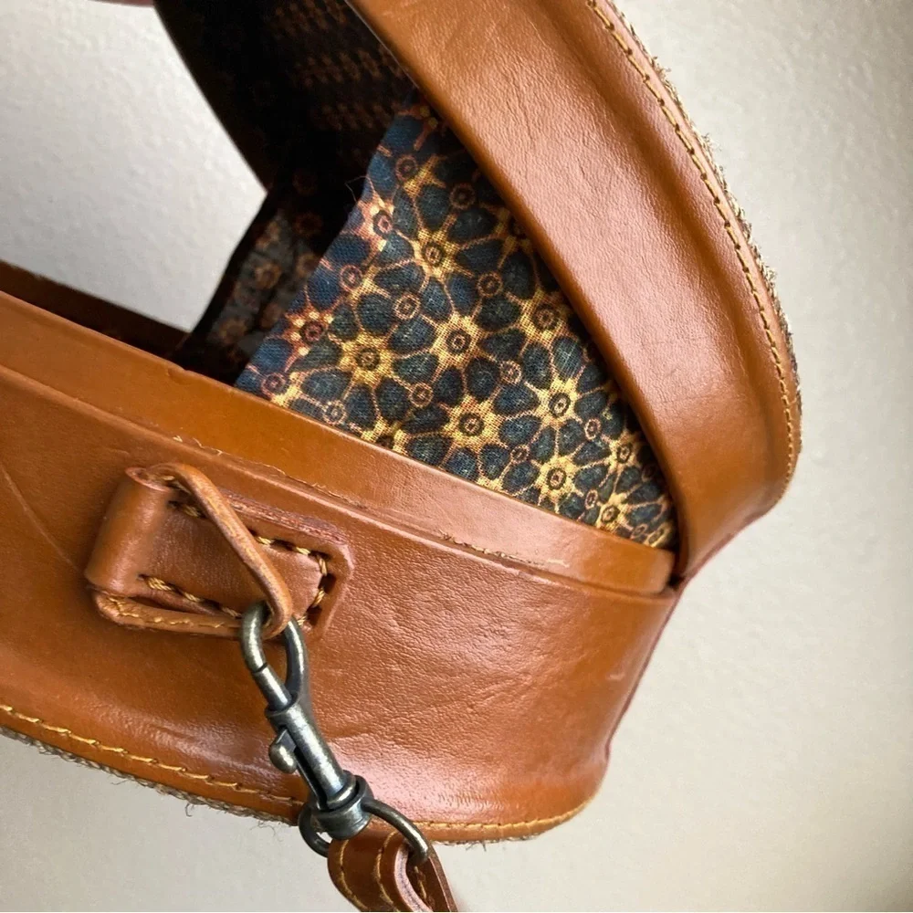 Vintage look round canteen crossbody purse